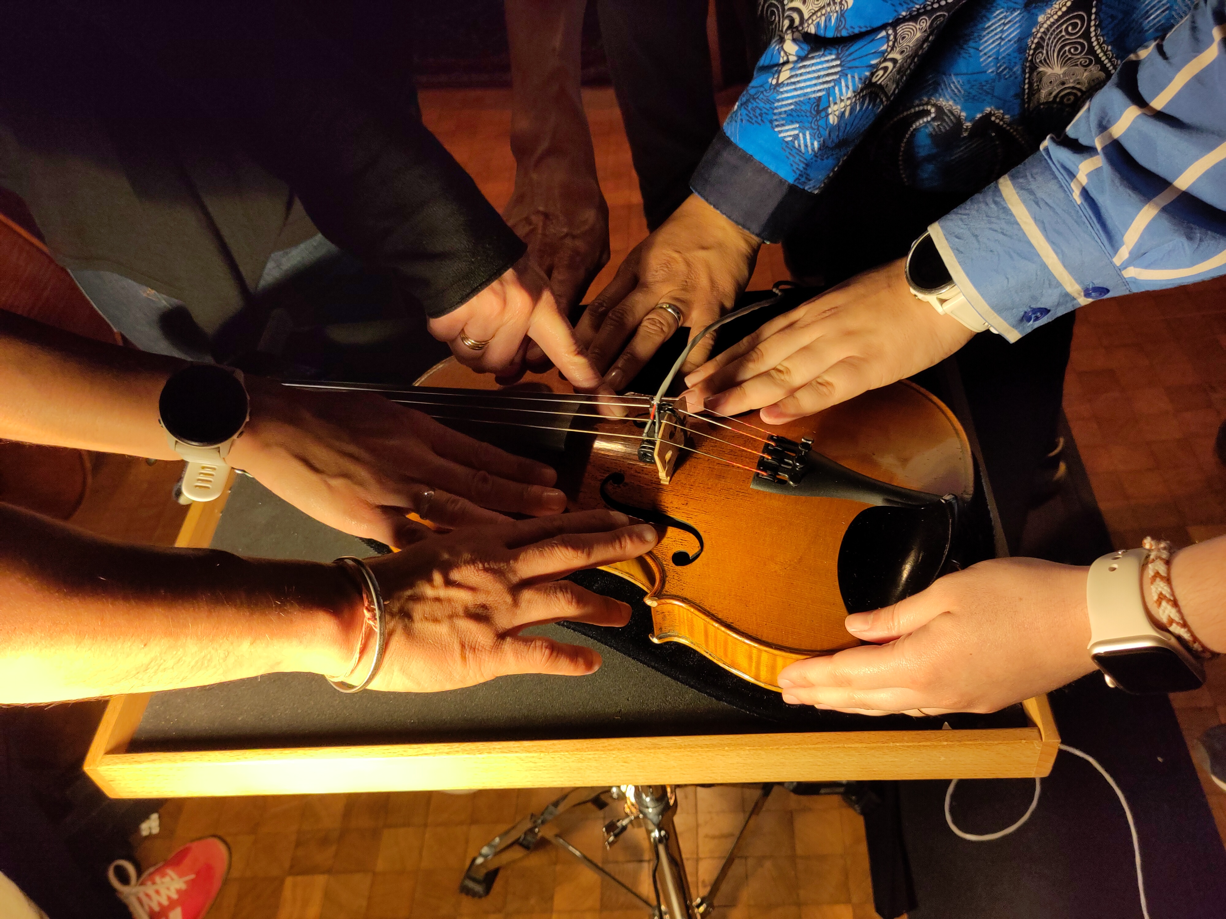 Audience members feeling the vibrations of a violin during the SensiMUS 2 project